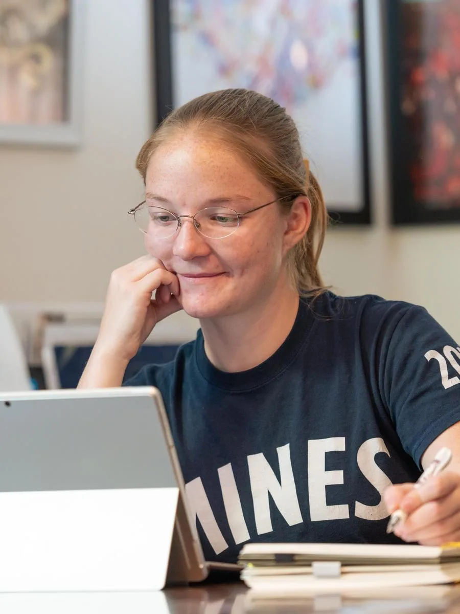 Mines student looks at her tablet screen as part of an online class in engineering.