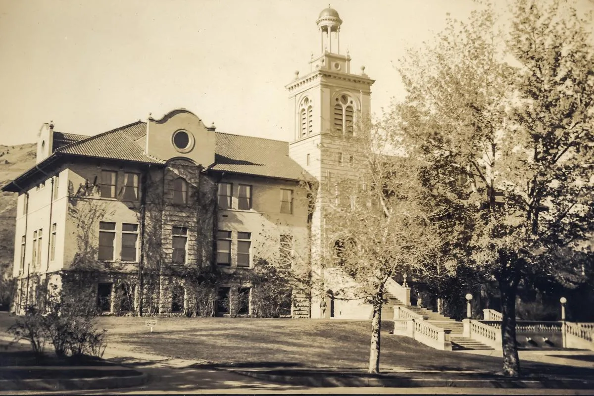 Old Black and White Photo of Mines Guggenheim Hall from the early 1900s