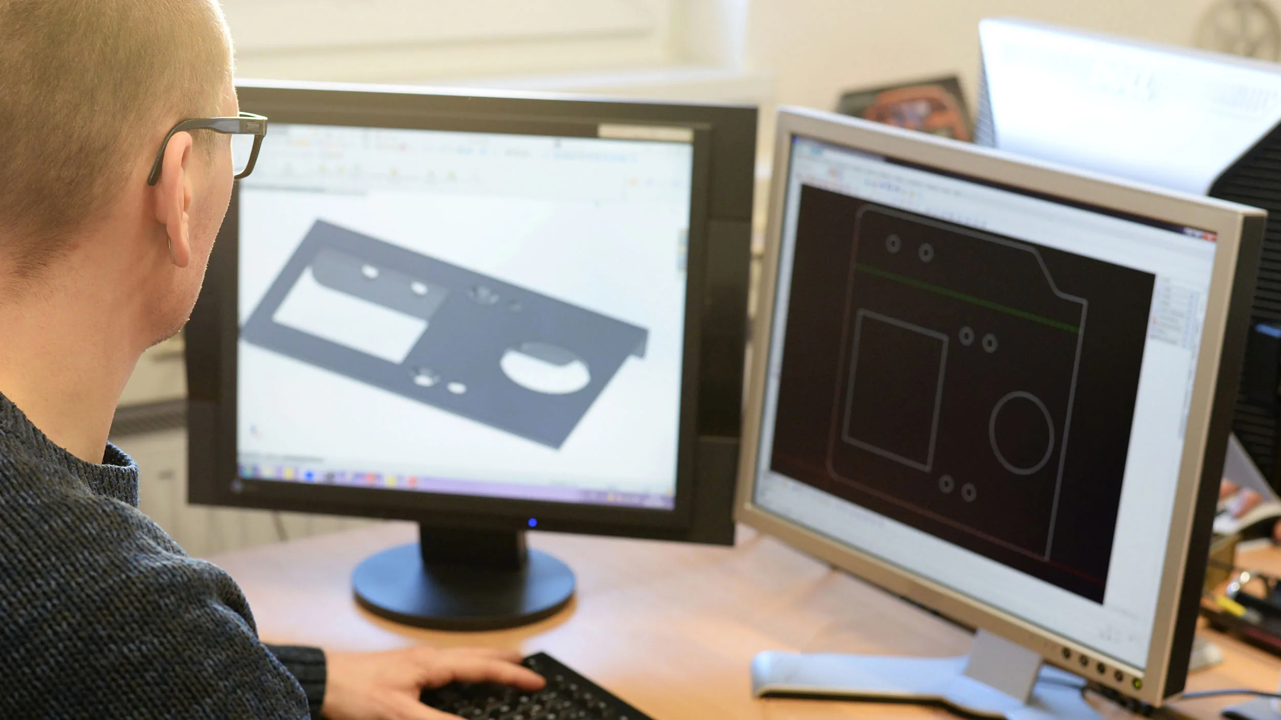 Mines students working on a computer in mechanical engineering