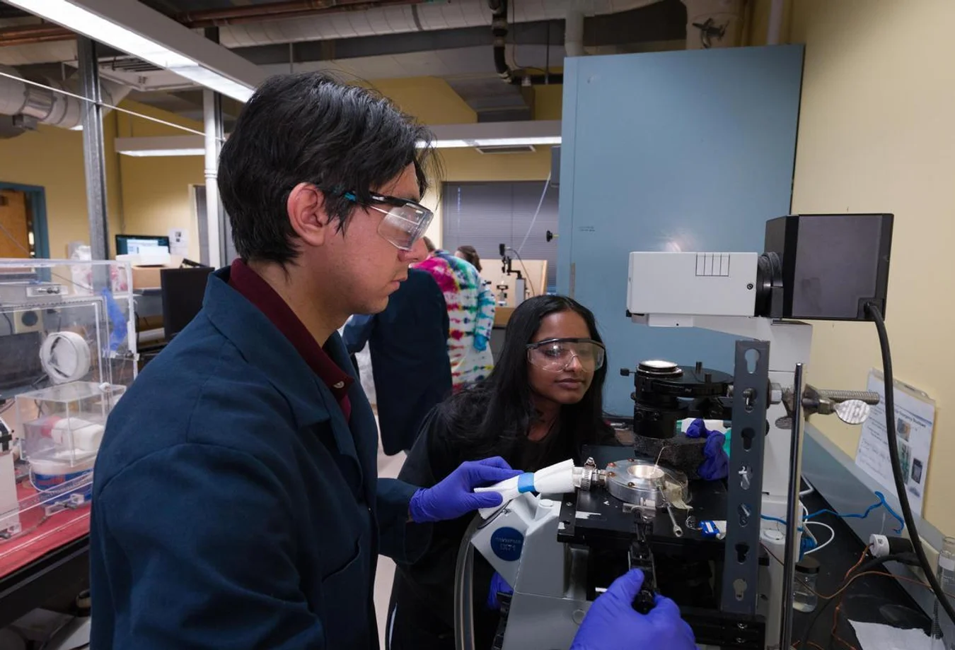 Rhea Alexander (Undergraduate, Chemical Engineering) and Ramón Castrejón Miranda (Graduate, Chemical Engineering) performing a contact angle experiment where they study the surface level properties of hydrate systems.