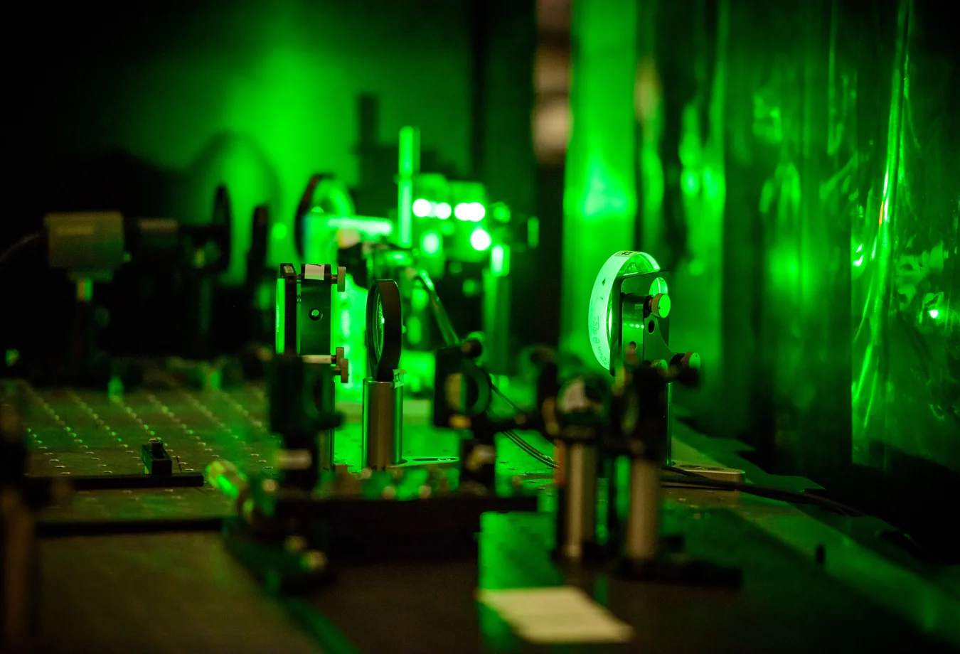 A bunch of green lights that are on a table.