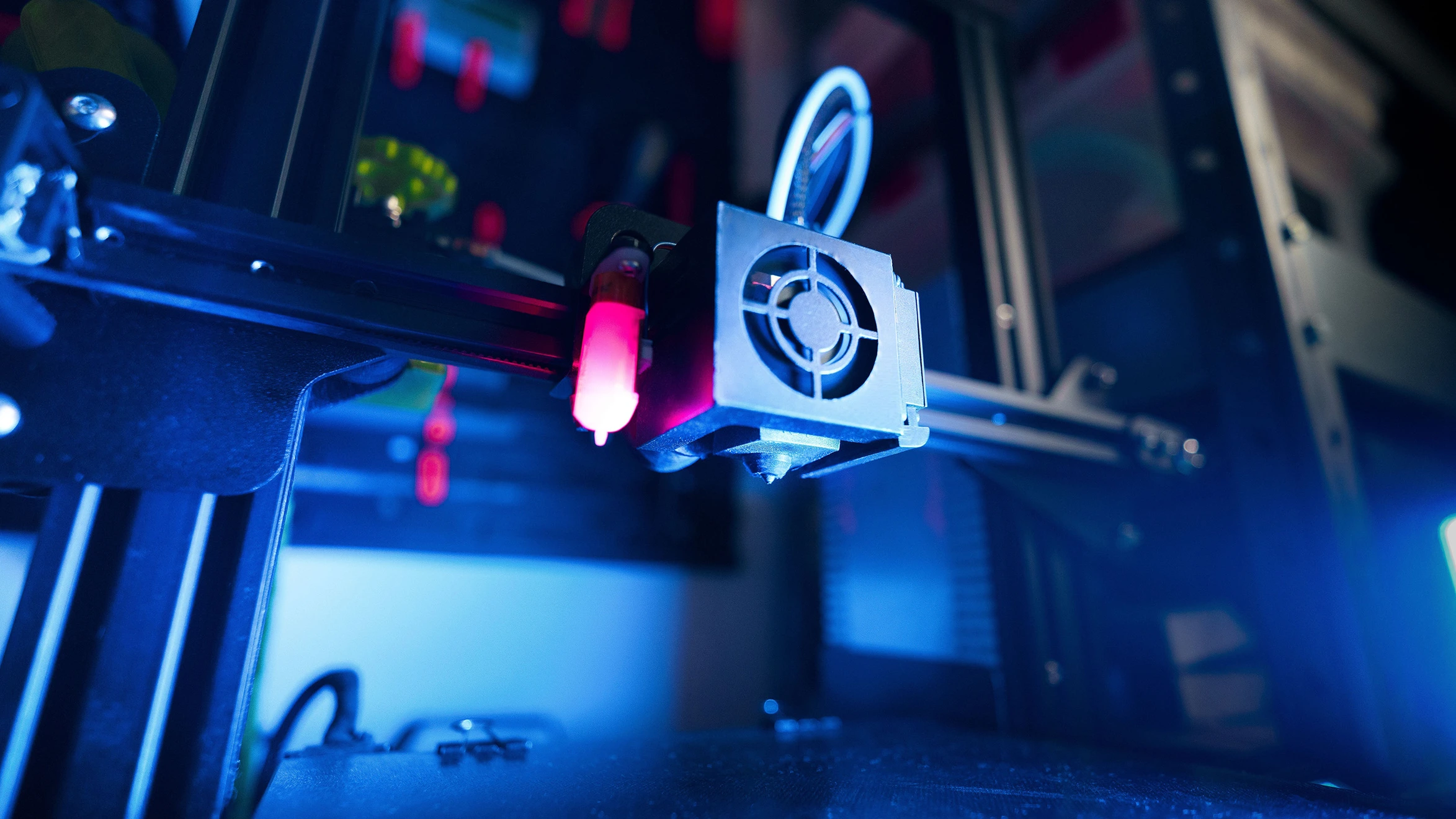 A 3D printer that is sitting on top of a table.
