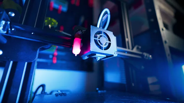 A 3D printer that is sitting on top of a table.