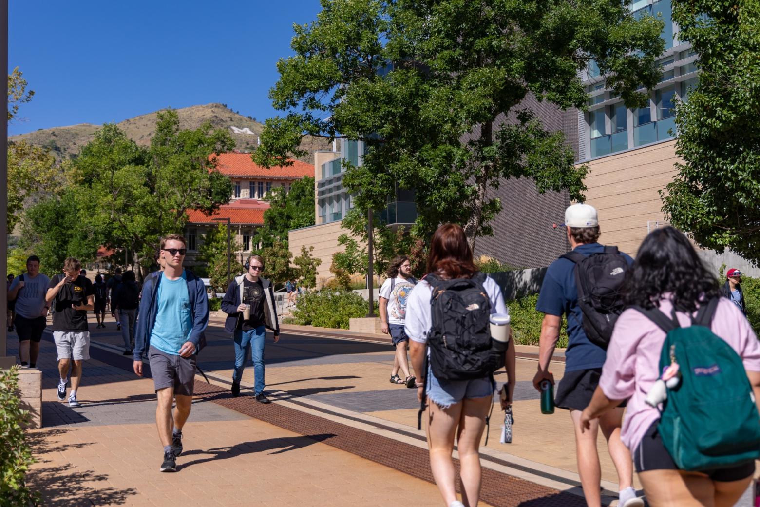 Mines students fill the shared pedestrian walkway between Alderson Hall and the CoorsTek Center for Applied Science and Engineering during the first day of class of Fall 2023 semester.