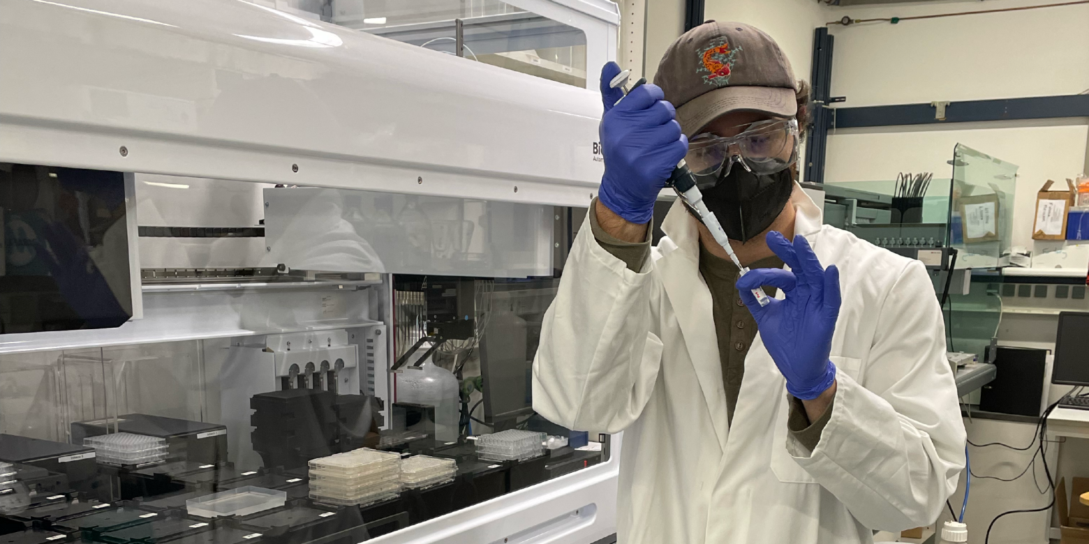 Jesse Hudspeth working in the lab
