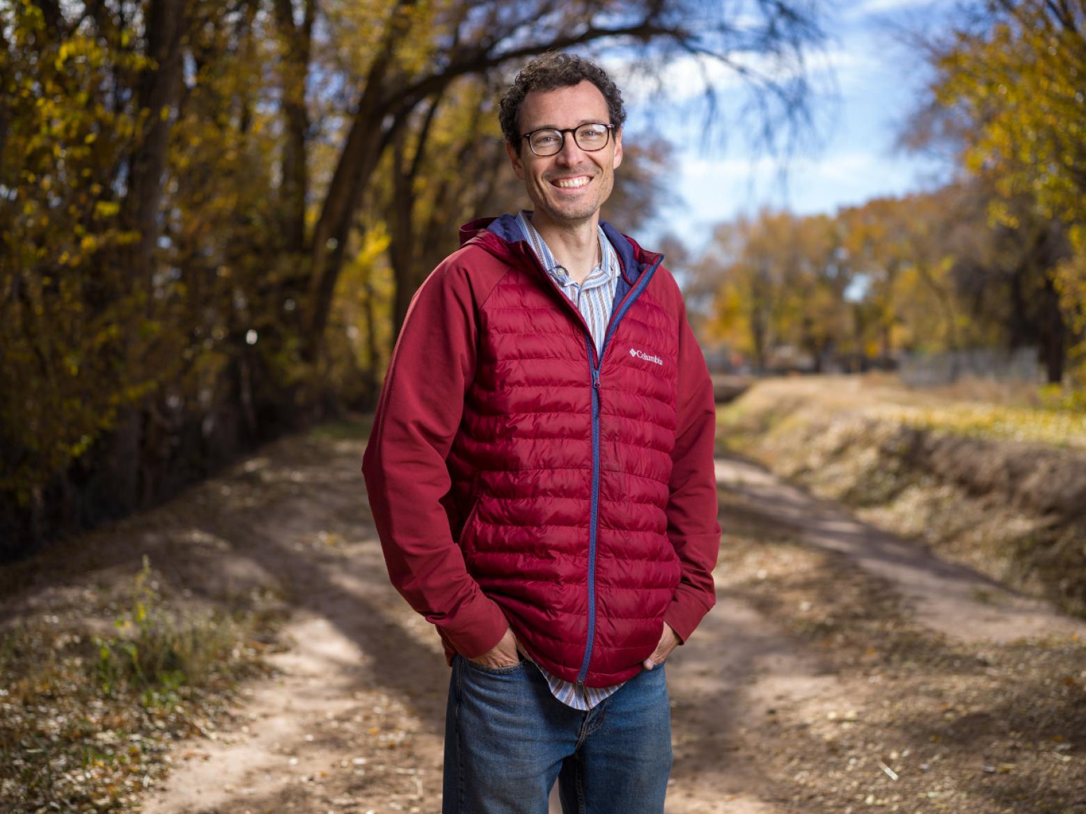 Profile photo of Mines alum Kurtis Griess standing on a trail.