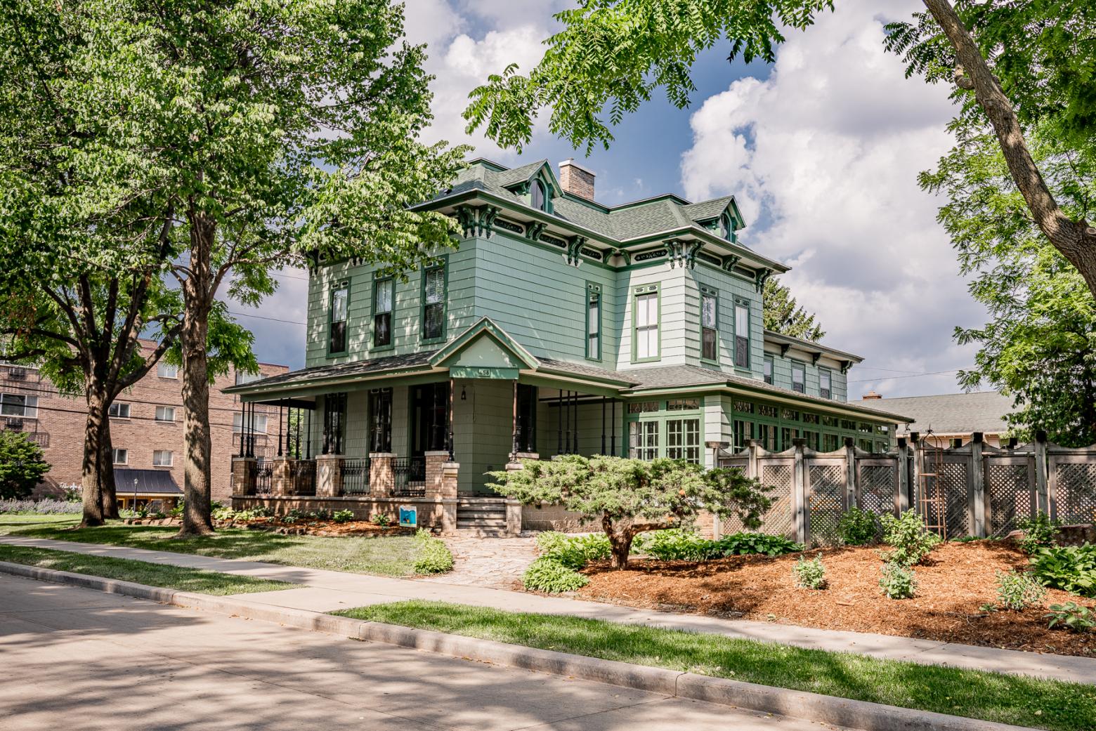 Exterior image of the historic Doe House in Oshkosh, Wisconsin